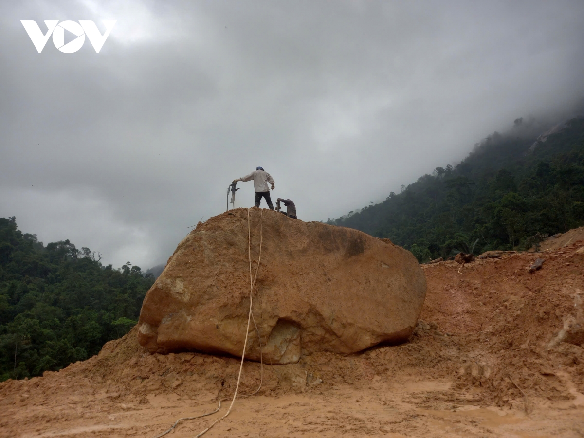 Nổ mìn phá khối đá lớn chắn ngang đường đèo Khánh Lê